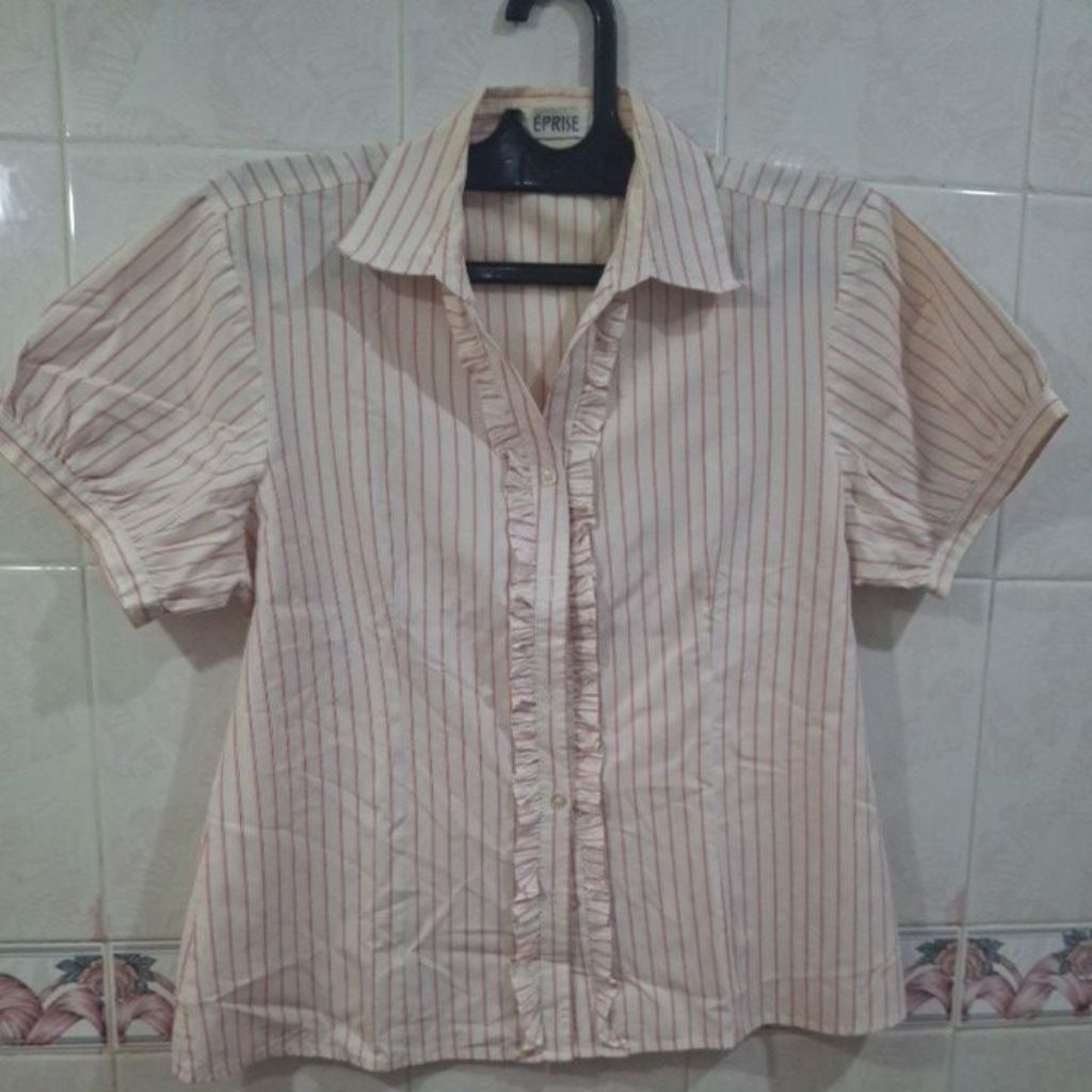 Kemeja Wanita motif garis garis tipis