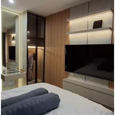 backdrop tv kamar , pintu kamuflase , lemari kaca, meja rias lampu LED