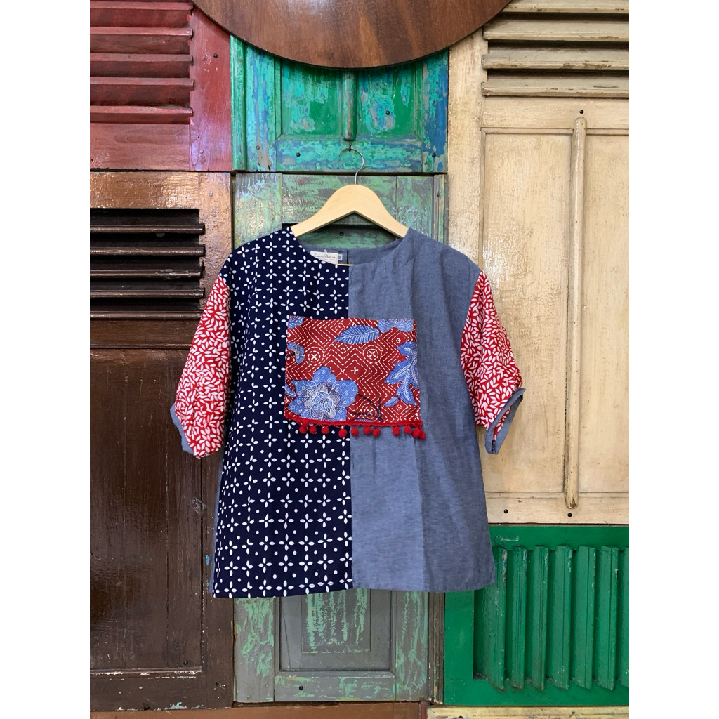 Batik Luwes Putera - Blus Jumboy Lengan Pendek Pompom