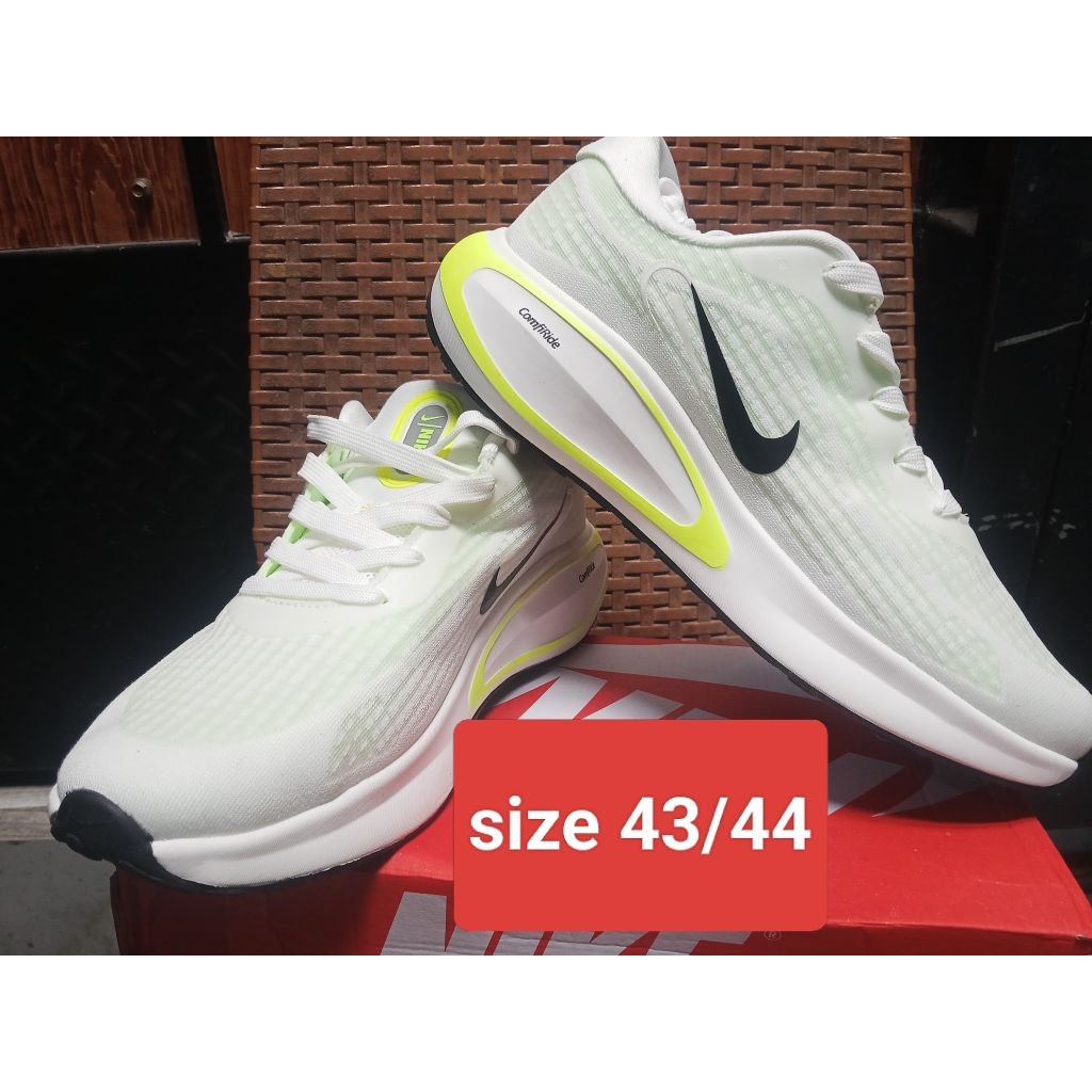 sepatu running Nike journey glow in the dark