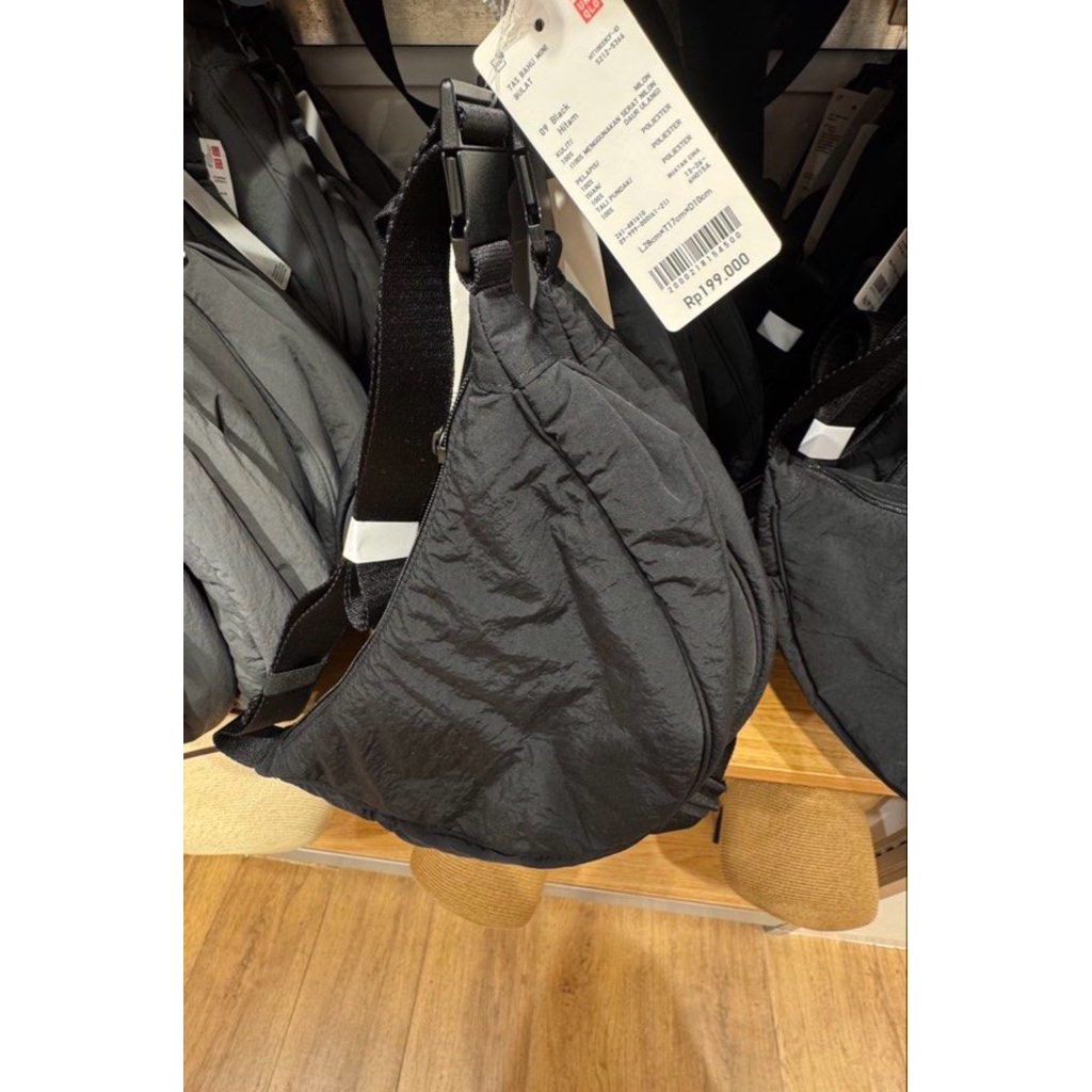 tas selempang hitam uniqlo