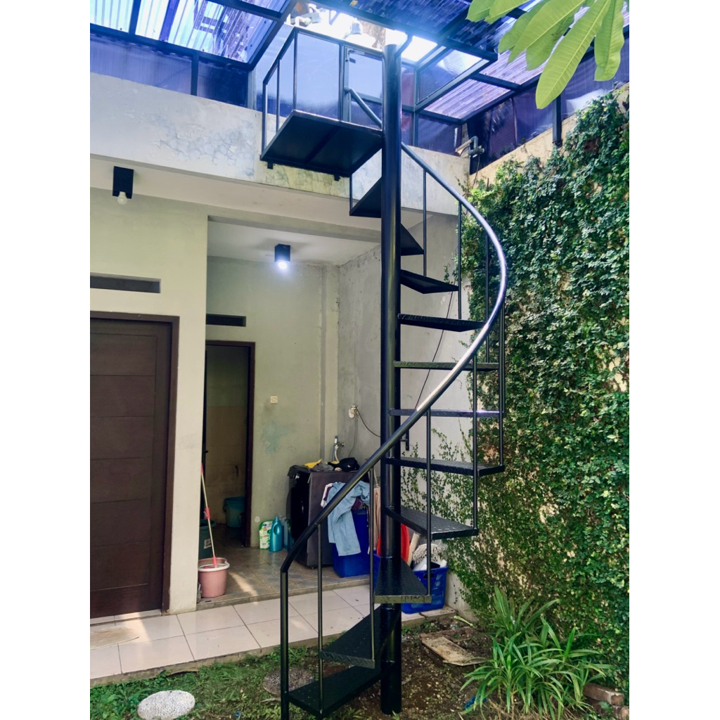Tangga Putar Besi Minimalis Custom / Tangga Spiral Industrial