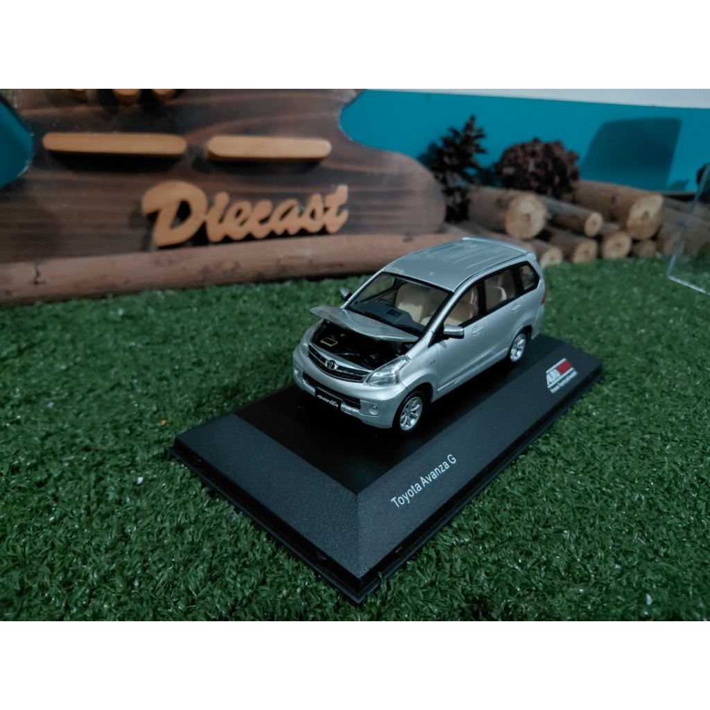 Diecast Miniatur Toyota Avanza G silver skala 1:43