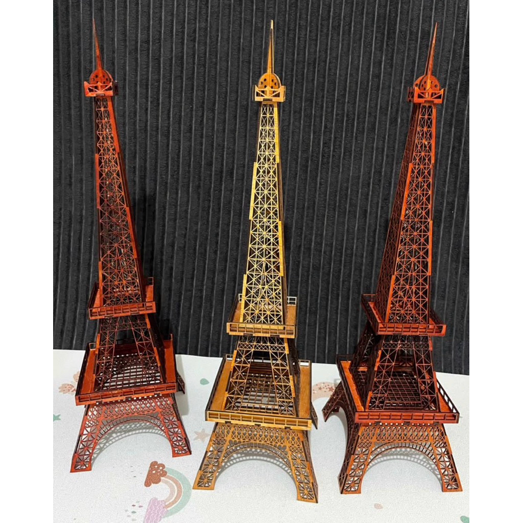 Miniatur Menara Eiffel cutting
