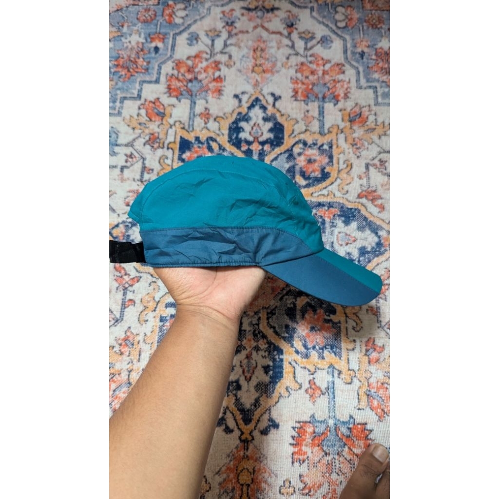 Topi berghaus biru