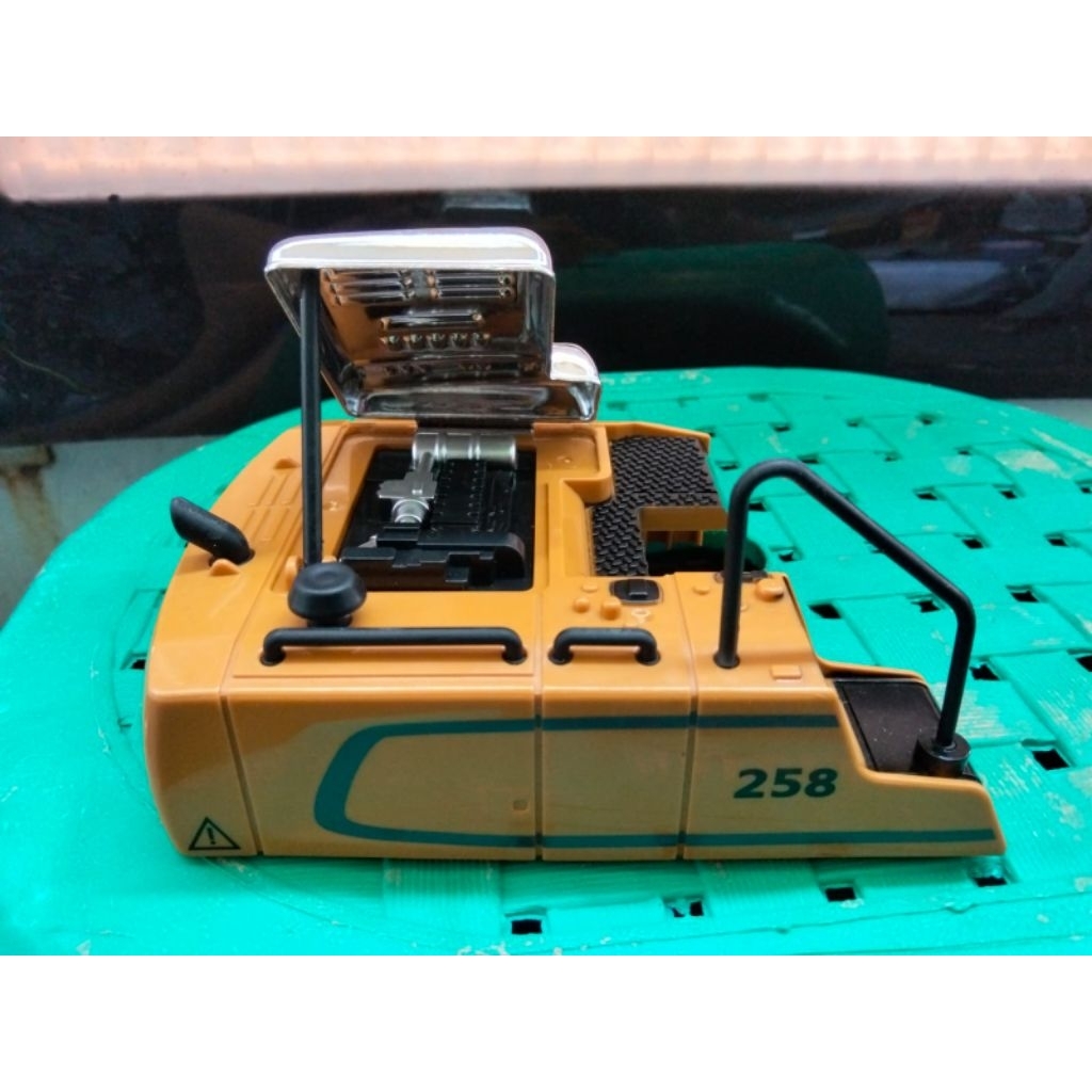 Bodi atas punggung rc excavator yigong