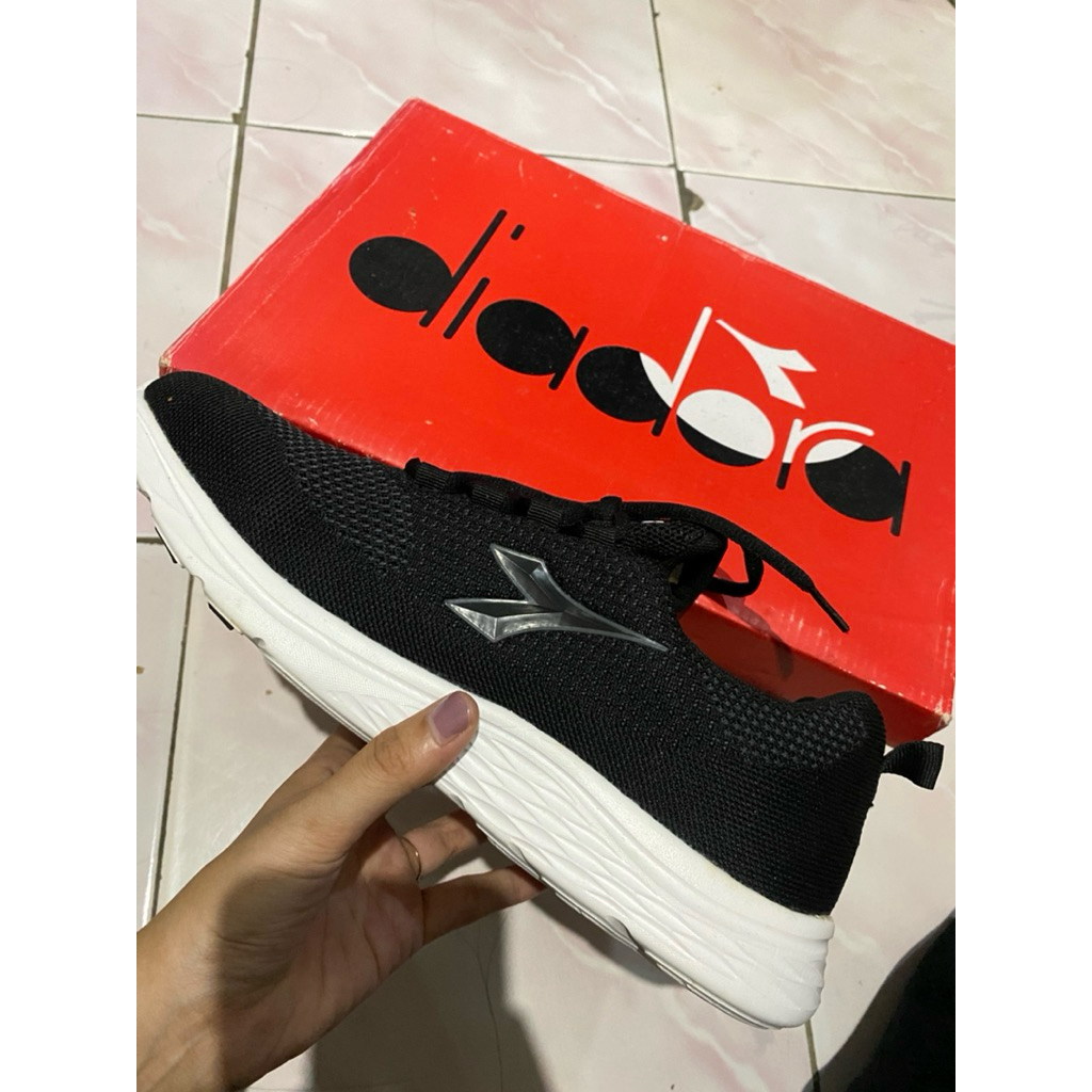 sepatu second diadora black white uk.43