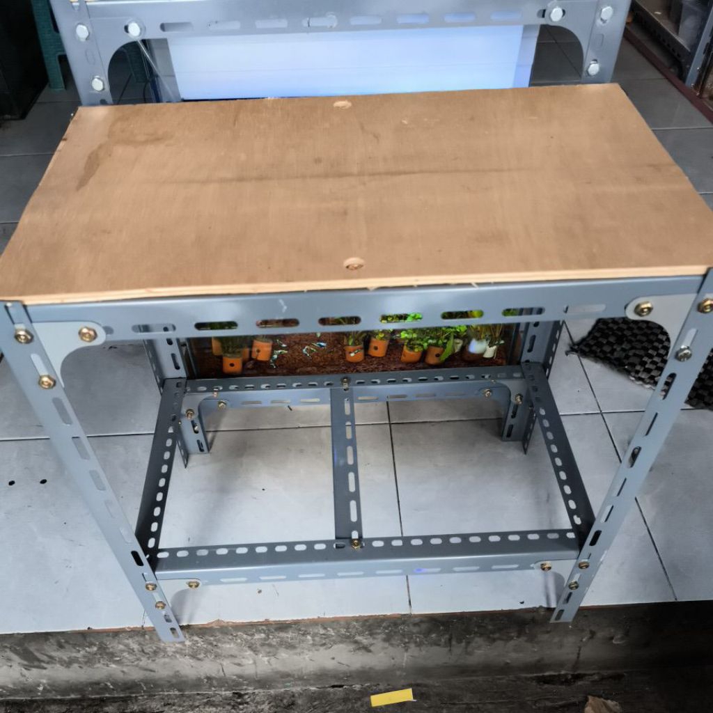 meja akurium bahan besi siku lubang 60cm