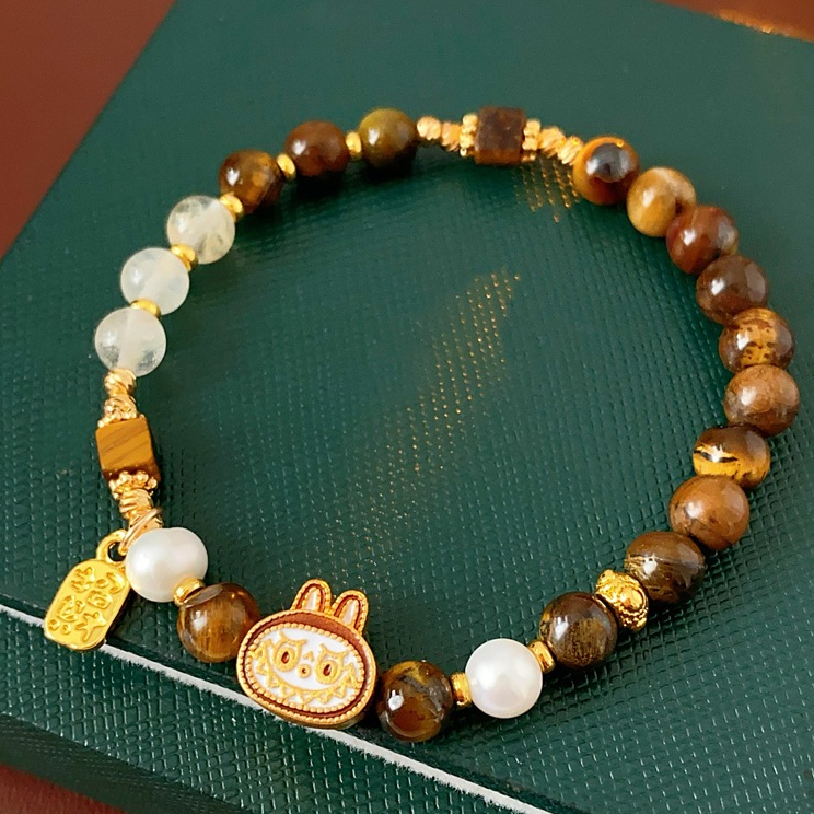 Gelang Batu Mata Harimau Kombinasi Kristal Bening dan Mutiara dengan Hiasan Karakter Unik serta Akse