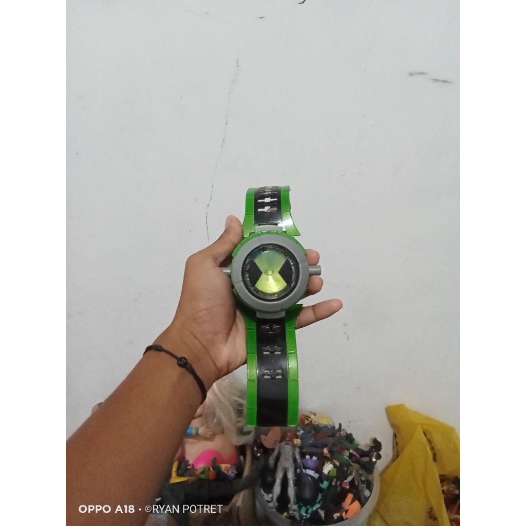 JAM BEN10 ORIGINAL BANDAI MASIH ON(PRELOVE/BEKAS)