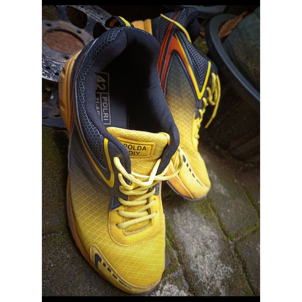 sepatu olahraga/running jatah polri