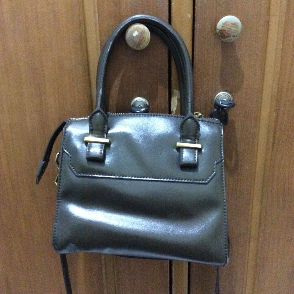 preloved slinbag charles and keith [ baca desk]