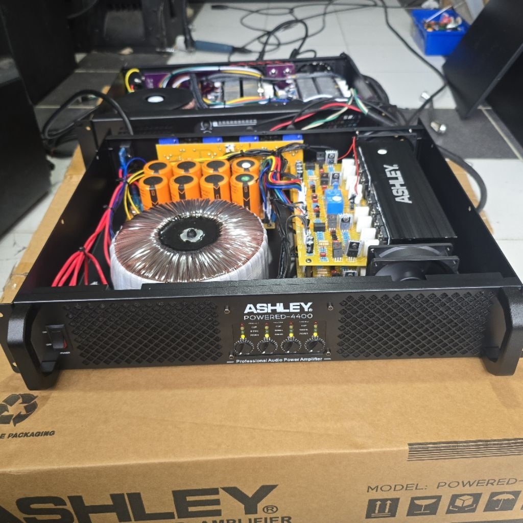 Power Amplifer 4 Channel Ashley Powered 4400 Original Ashley Powerred 4400
