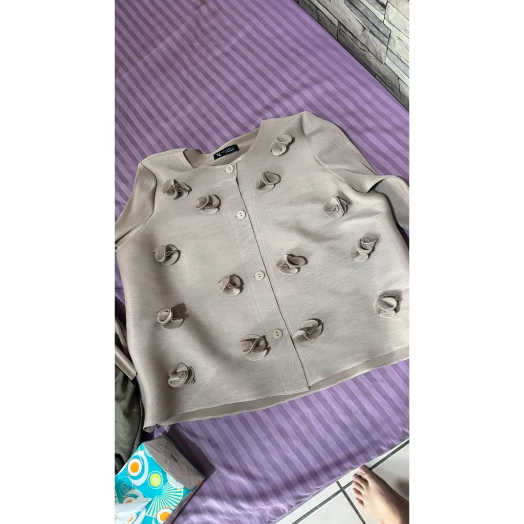Preloved Gonegani premium pleats flower