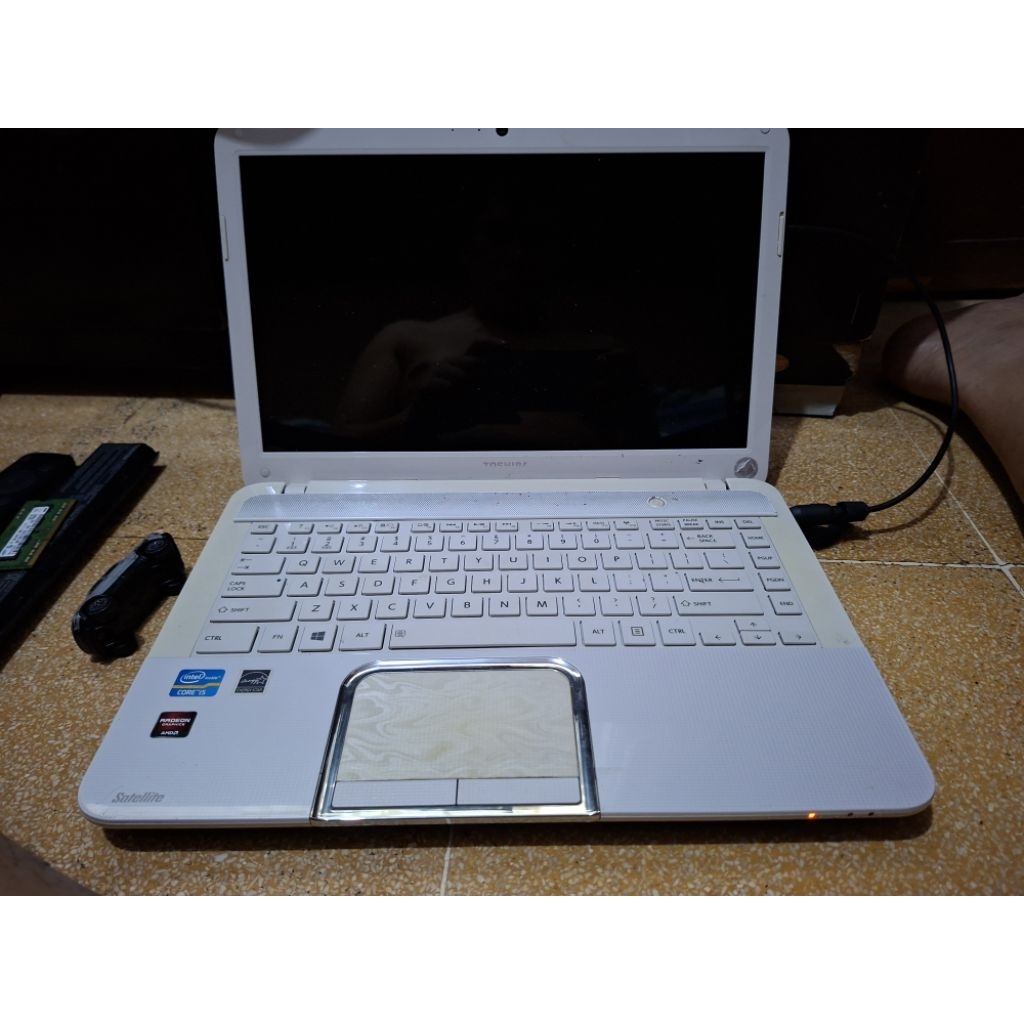 Toshiba Satellite L840 Intel Core i5 3210M AMD RADEON RAM 2GB Bekas Apa Adanya.
