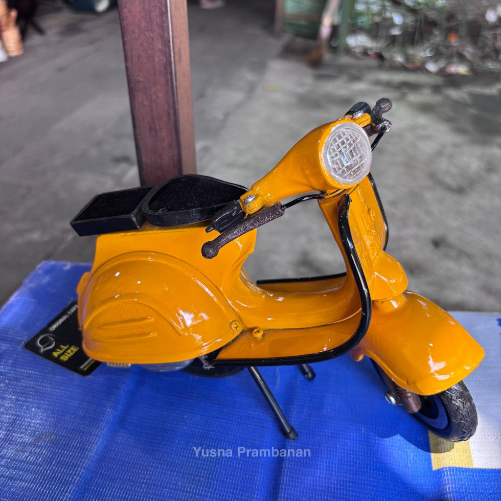 Miniatur Vespa Antik warna kuning bahan besi untuk hiasan/pajangan rumah aesthatic khas Jogja || Mai