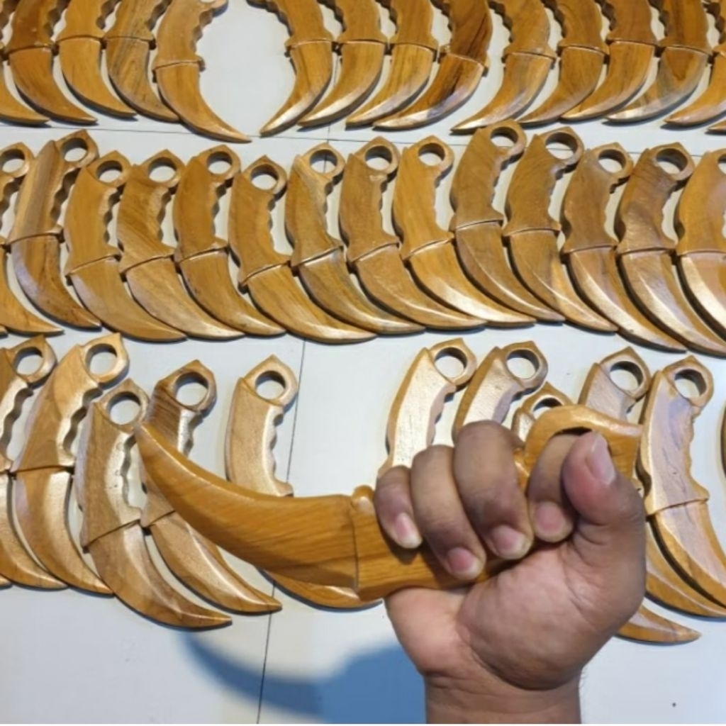Kerambit Kayu pencak silat/Alat peraga Pencak silat