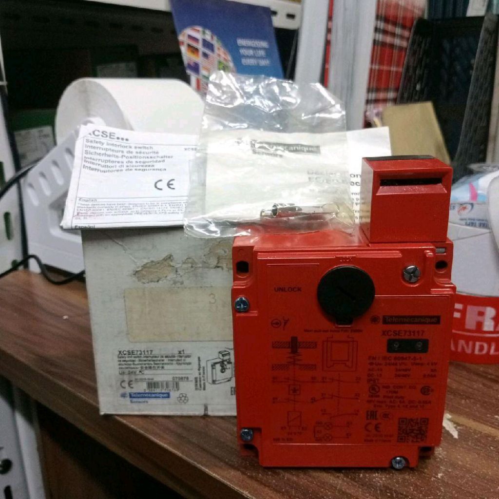 TELEMECANIQUE XCSE73117 SAFETY LIMIT SWITCH TELEMECANIQUE ORIGINAL