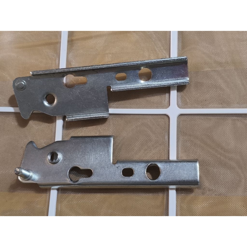 engsel pintu  kulkas bawah polytron