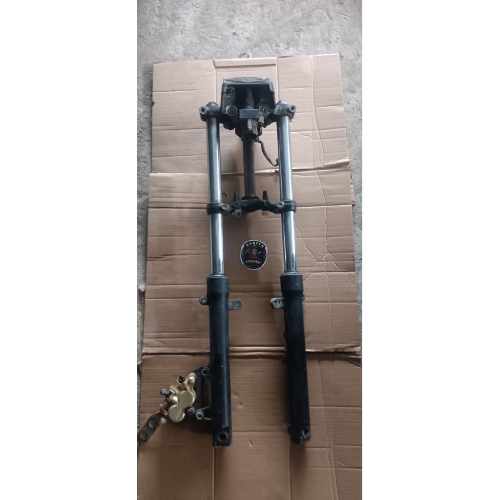 Shokbleker depan + segitiga  set Honda CBR 150R led (original copotan)