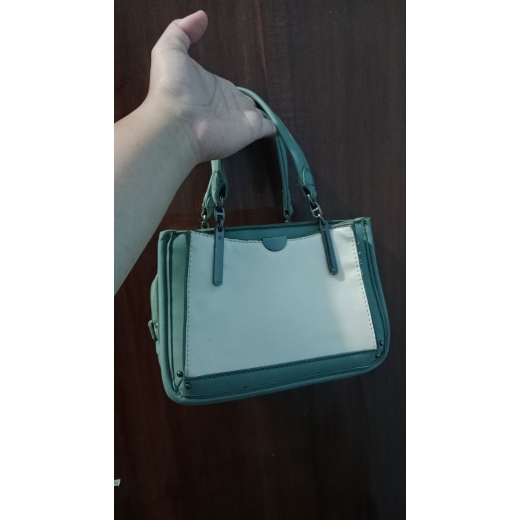 Tas Emsio by Elizabeth