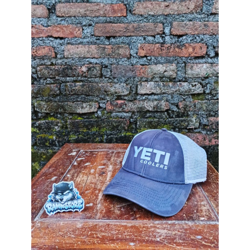 topi yeti trucker