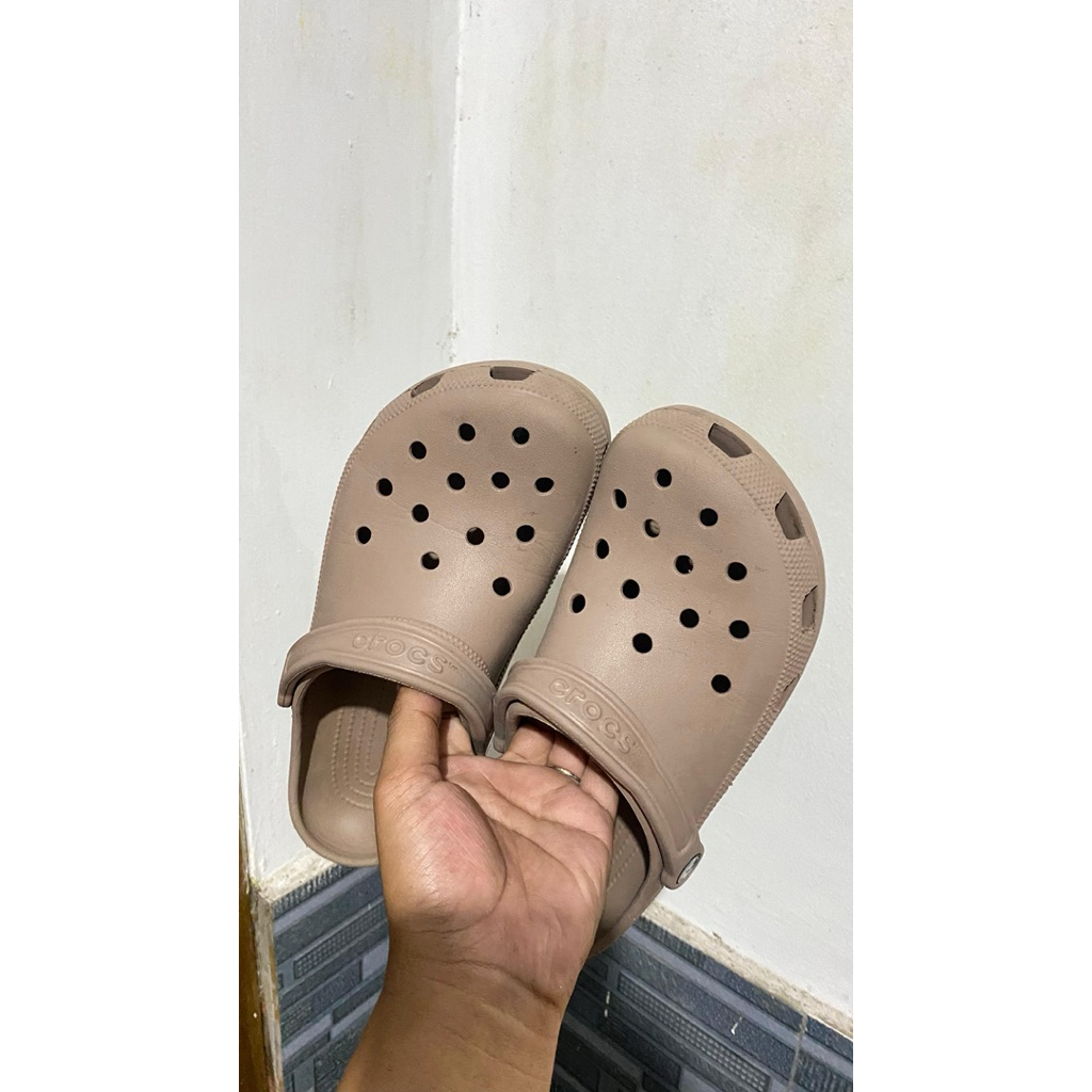 Crocs Coffee Ori 100% preloved Uk. 42