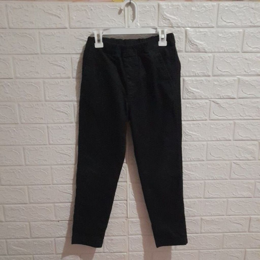 Celana chino anak UNIQLO hitam size 130/LP 58 P 76