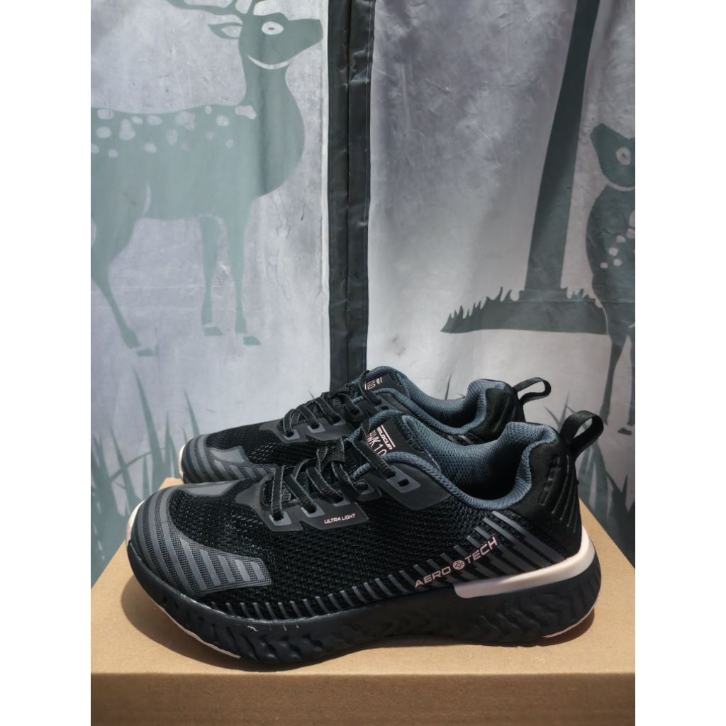 Sepatu Running Aero Tech