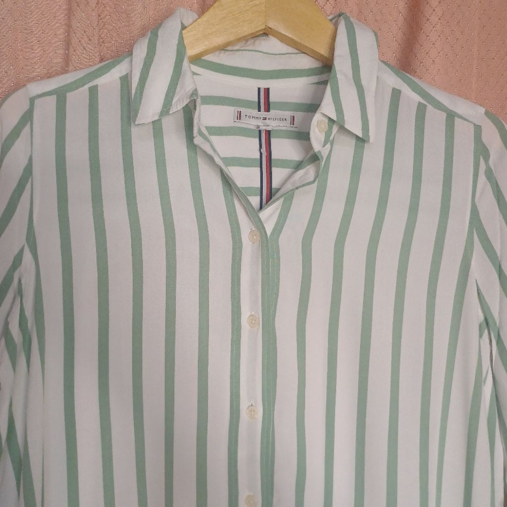 Kemeja Salur Lengan Panjang "TOMMY HILFIGER" Preloved ( like new )
