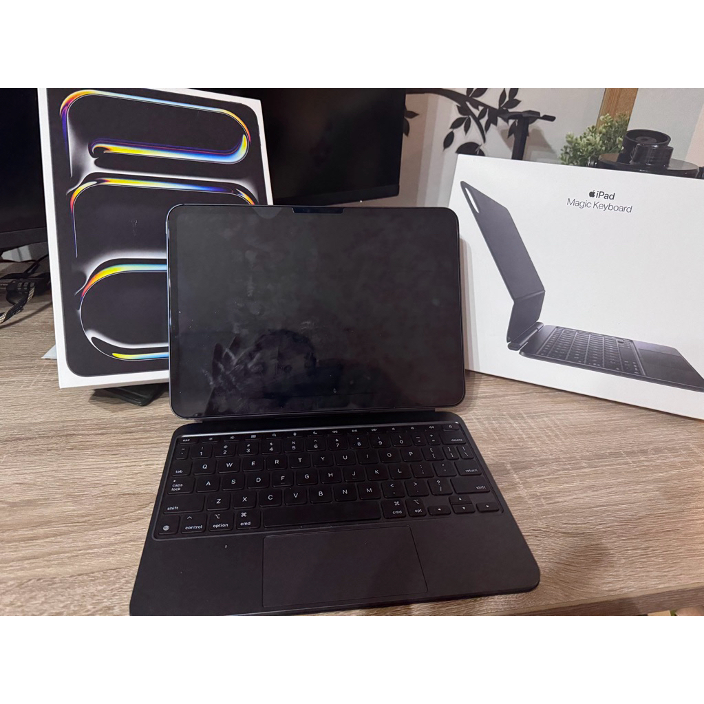 ipad pro 11 inch M5 + black Magic Keyboard