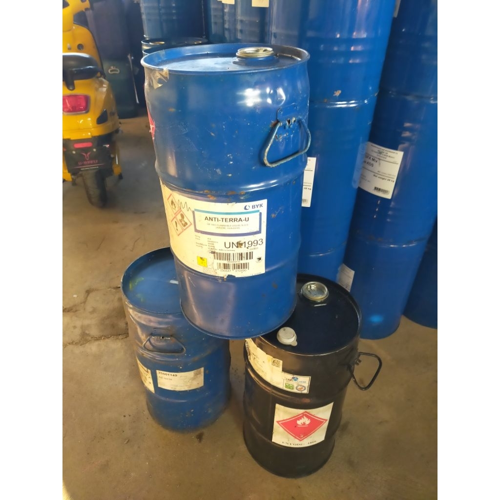 drum/tong besi bbm 30liter  biru dan hitam.sesuai stok yg ready bekas parfum baju