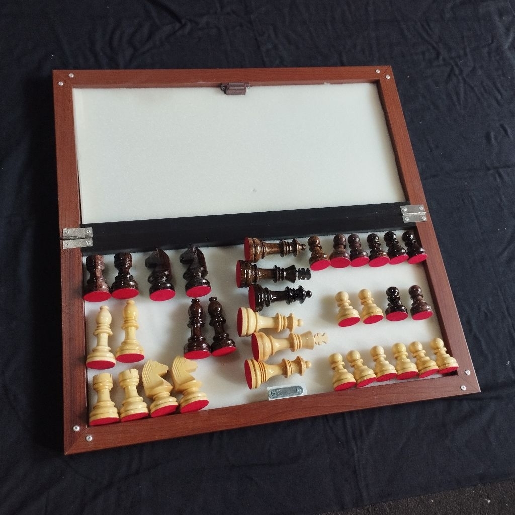 satu set papan catur alumunium dan bidak catur kayu sonokeling