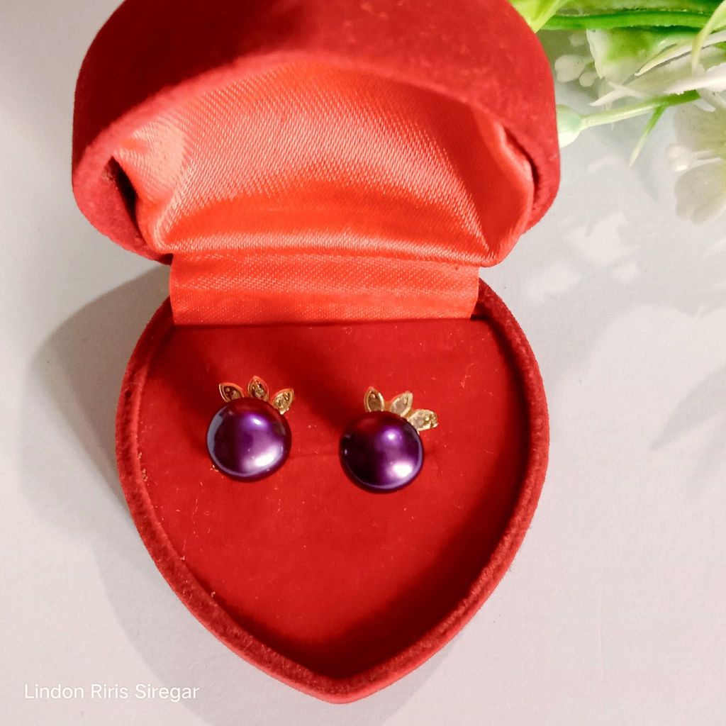 anting tusuk mutiara tawar asli Lombok warna ungu model daun