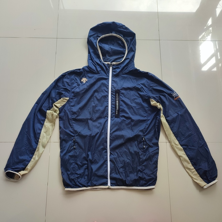 26. Jacket Outdoor Casual Descente Size setara L - Pakaian Gunung Lapangan Running Olahraga