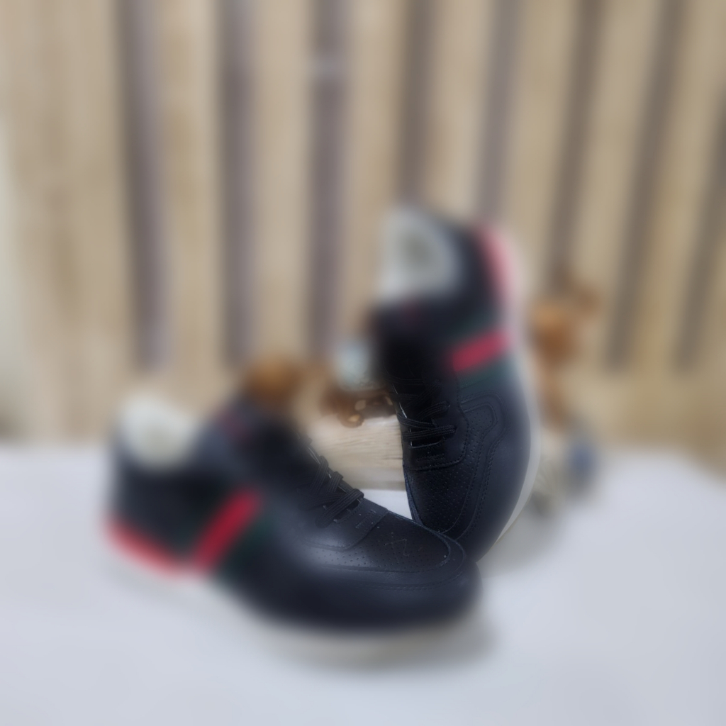 Sepatu Sneaker Kulit Pria Hitam
