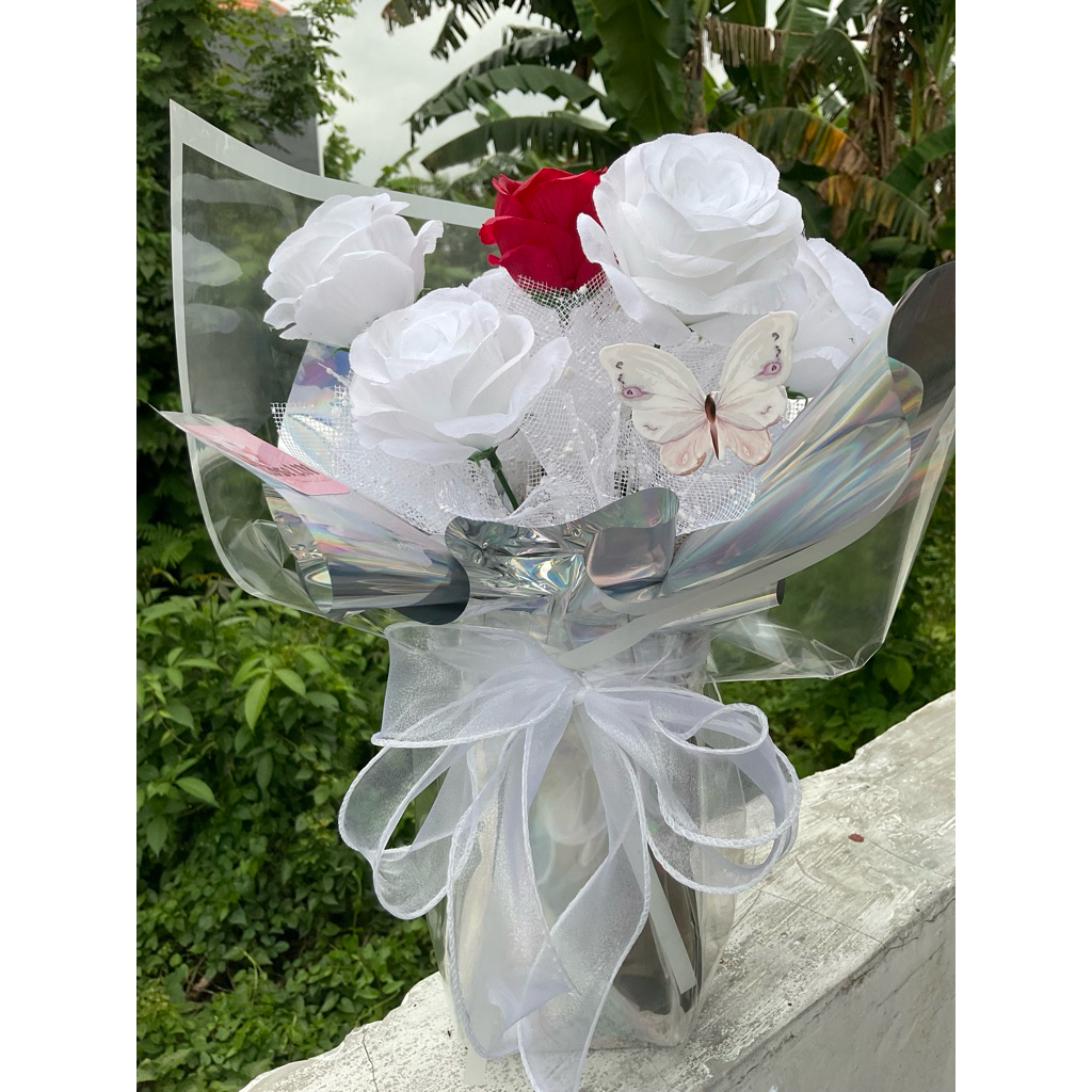 (READY) Buket Bunga / Buket Wisuda / Buket Mawar Kuncup / Buket Mawar Merah-Putih