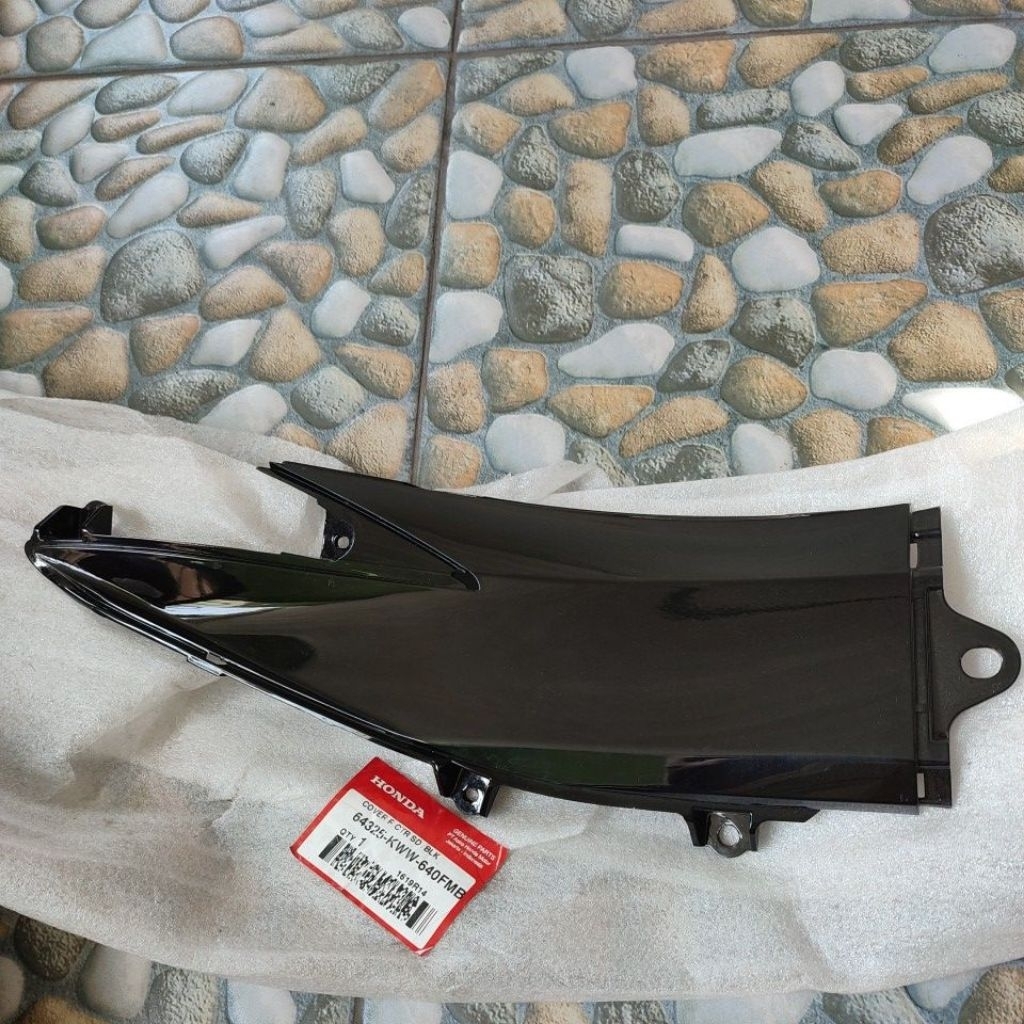 64325-KWW-640FMB COVER R CENTER SIDE BLACK SAMBUNGAN COVER BODY KANAN HONDA REVO FIT REVO R HITAM GL