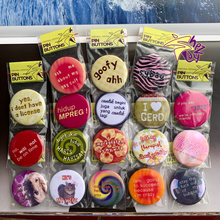 [AWAS TOKO PALSU] PIN BUTTON 44mm shezslay bapak kau hamil sybau goofy twin meme bercanda dekorasi t