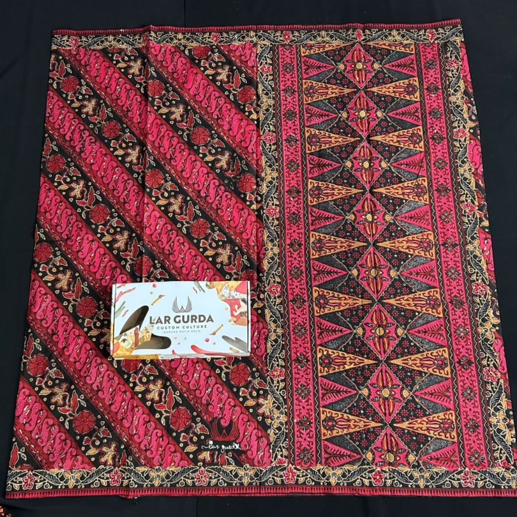 LAR GURDA GRANITAN Special Edition, Sarung Batik  Lar Gurda Seri Granitan Warna Merah - pink