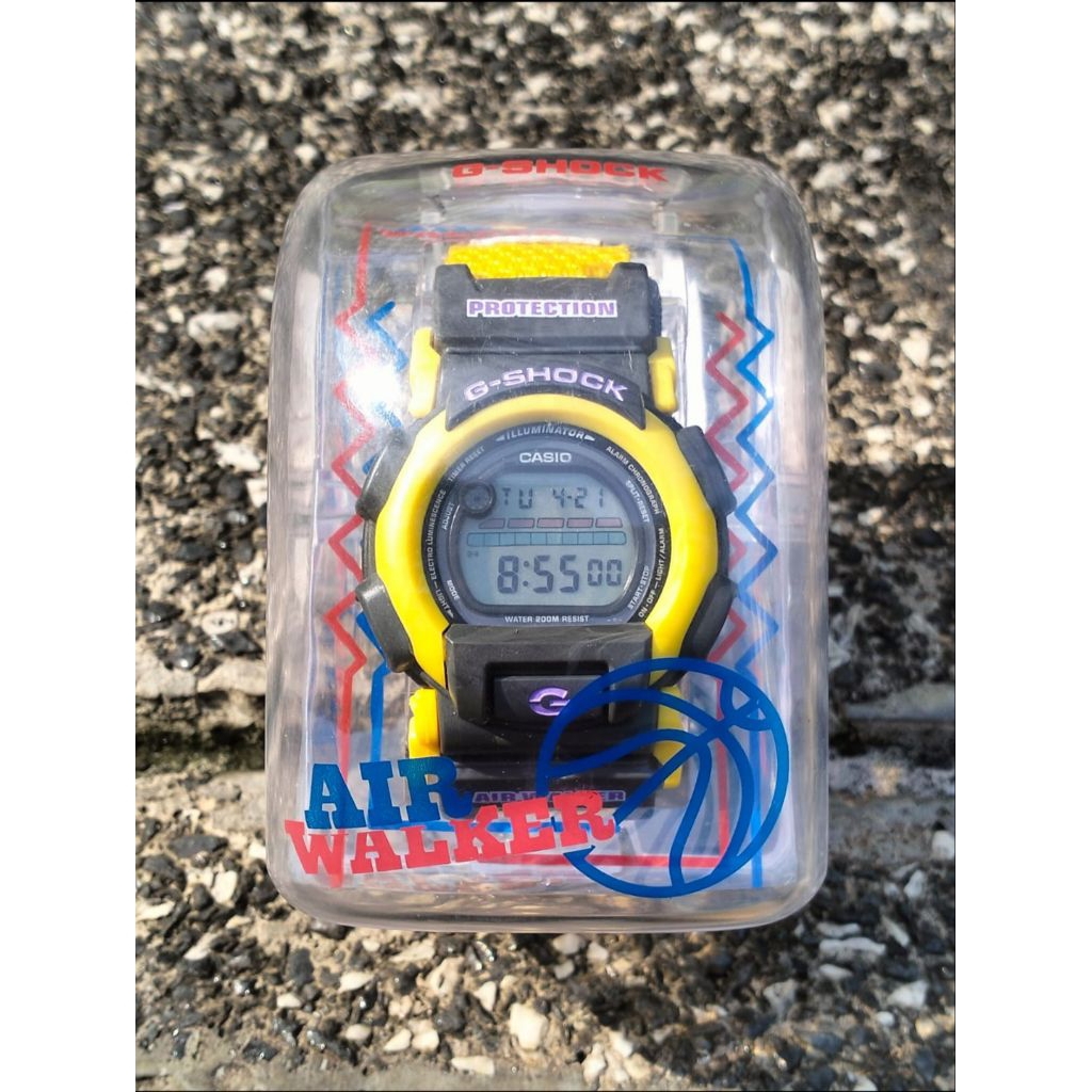 Casio G-Shock DW-003, sebuah model vintage yang populer pada akhir tahun 1990-an. Berdasarkan detail