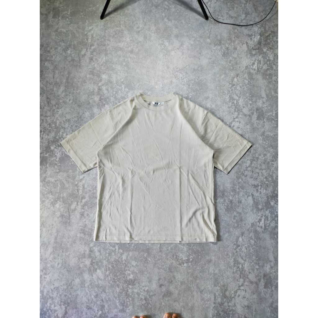 KAOS UNIQLO AIRSM CREAM