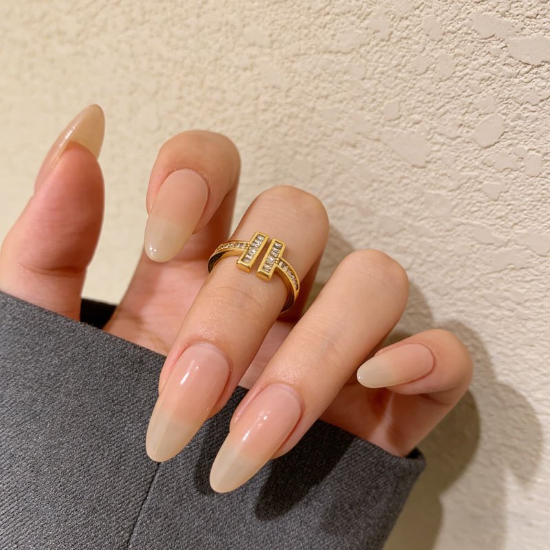 Cincin Dengan Desain Huruf "T" Bertabur  - Desain Minimalis & Elegan