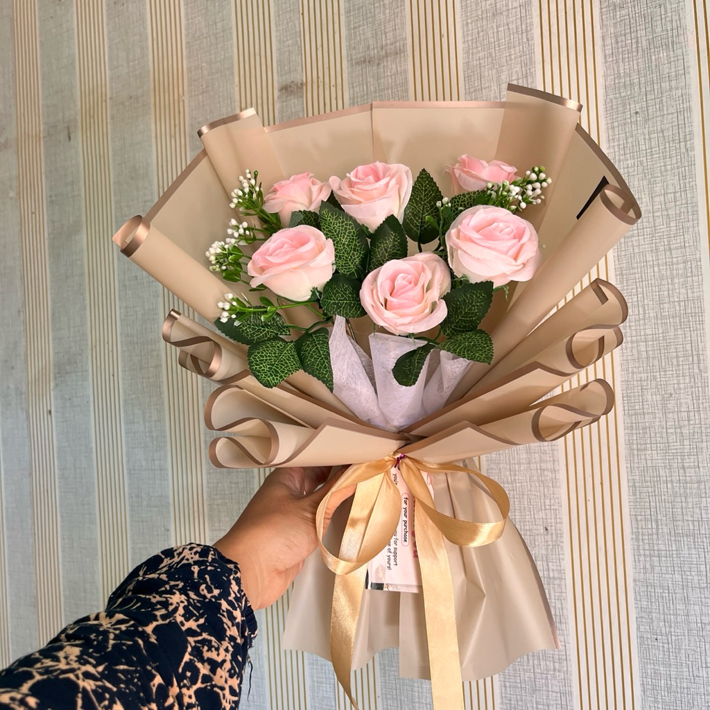 Buket bunga/buket bunga wisuda/buket bunga murah/buket wisuda/kado ulang tahun/kado anniv/kado cewek