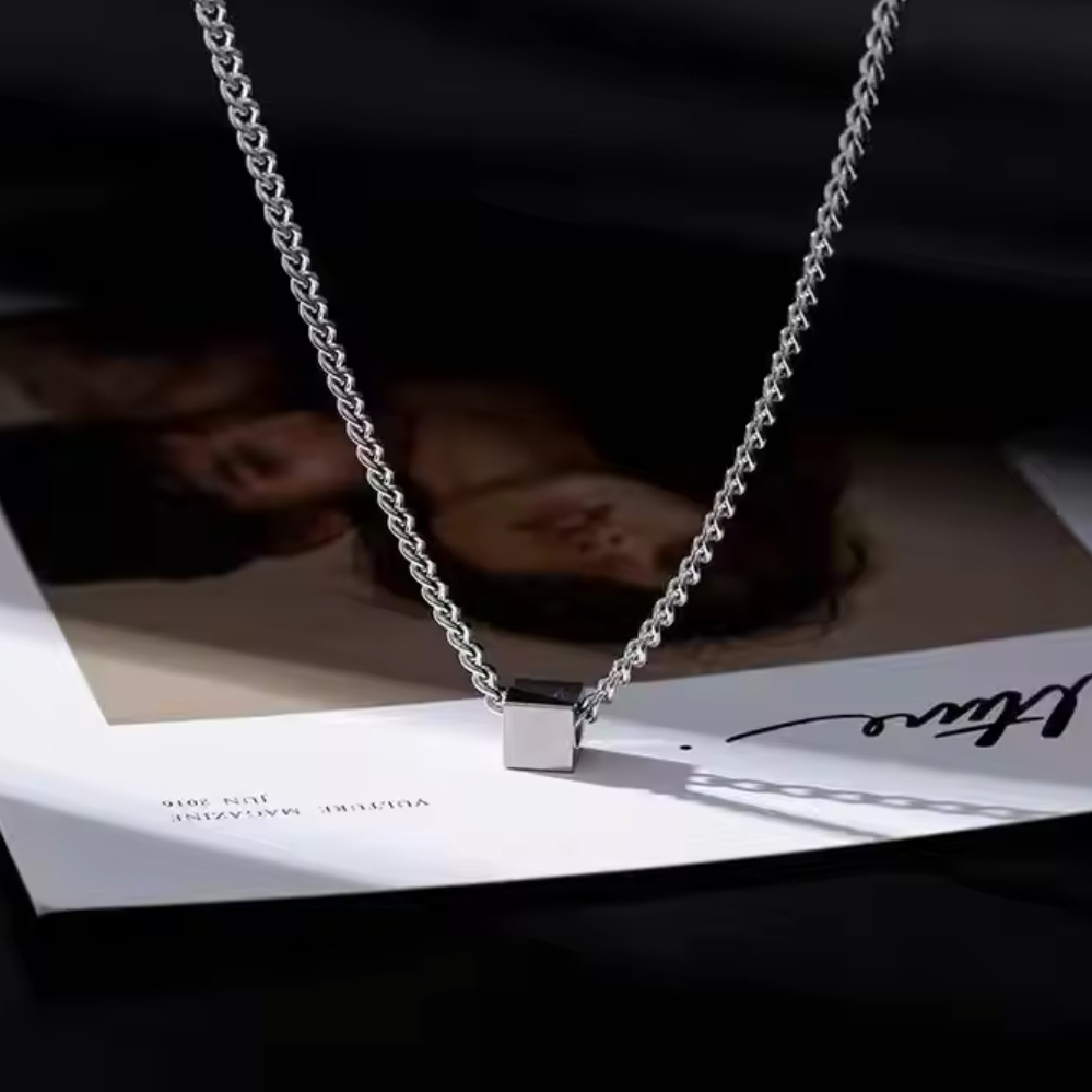 KALUNG TITANIUM PRIA WANITA MODEL LIONTIN KUBUS TERLARIS
