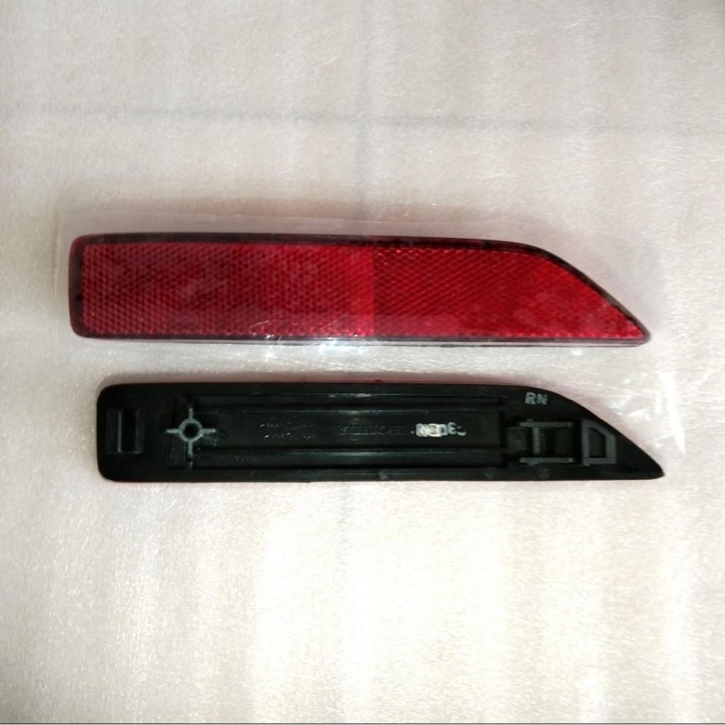 lampu reflektor / mata kucing bemper belakang mobil Honda Mobilio / brv / original