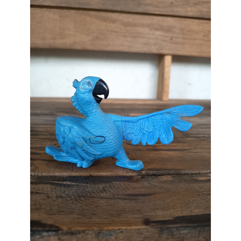 figure karakter Blu dari film animasi Rio