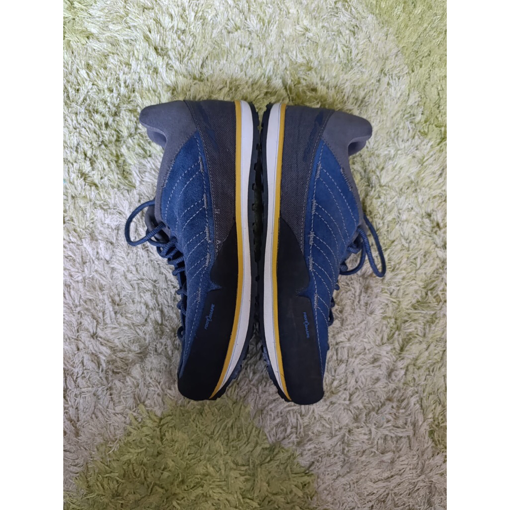 Sepatu Altra Grafton