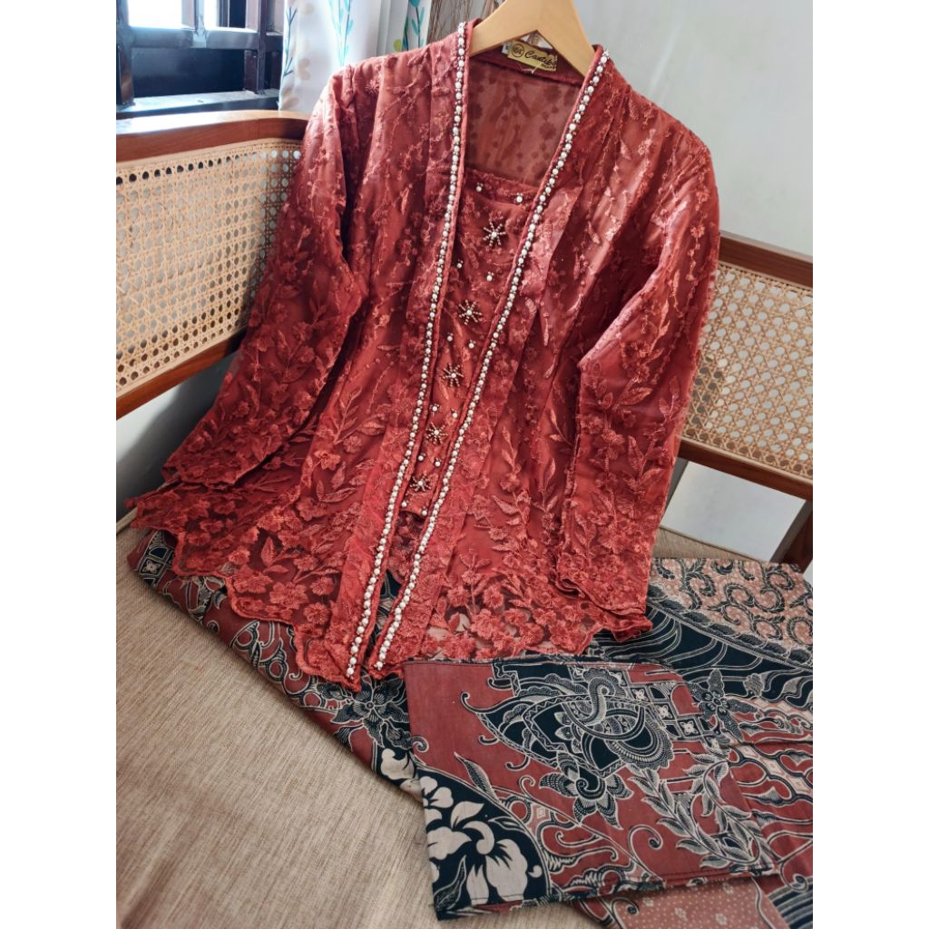 Setelan kebaya teracotta