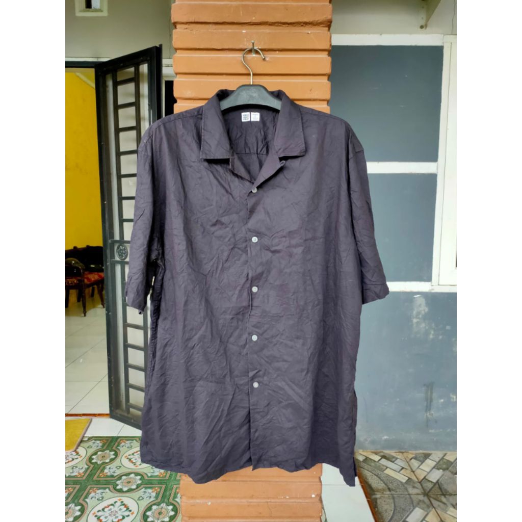 KEMEJA HITAM UNIQLO
